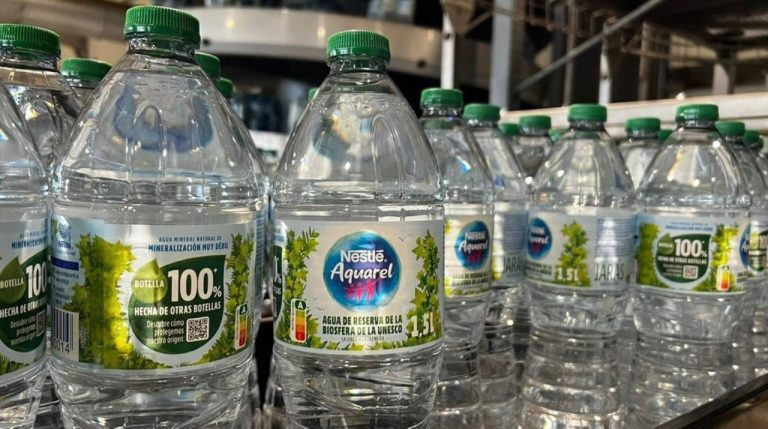 Botellas de agua de Nestlé salen al mercado con plástico 100% reciclado