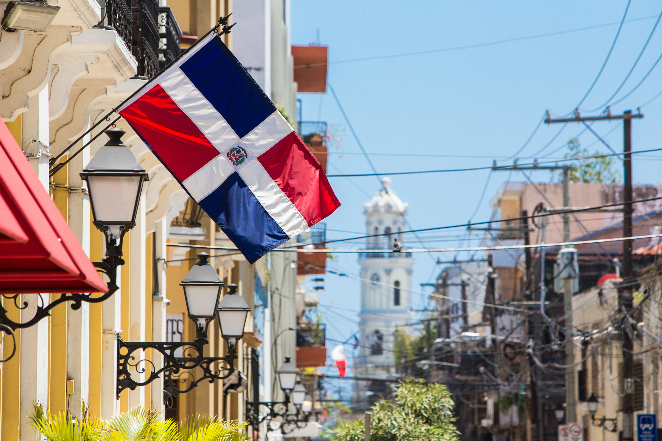 Banco popular y BID Invest firmaron el 5 de abril una línea de crédito que le permite al banco dominicano promover las finanzas verdes.