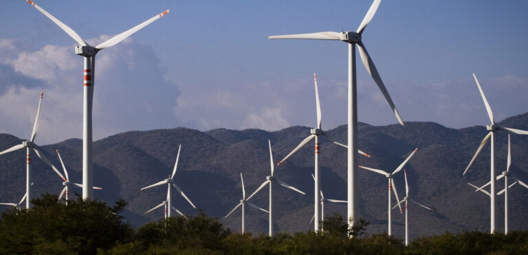 Banco Santander compensa emisiones de carbono con un parque eólico
