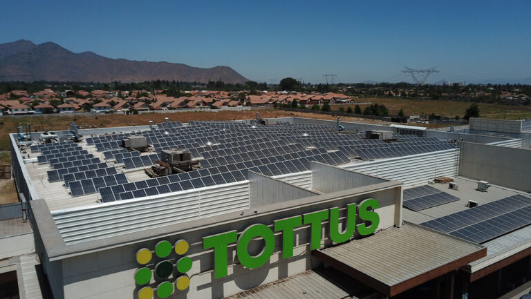 Inauguran planta de energía solar en centro comercial de Chile