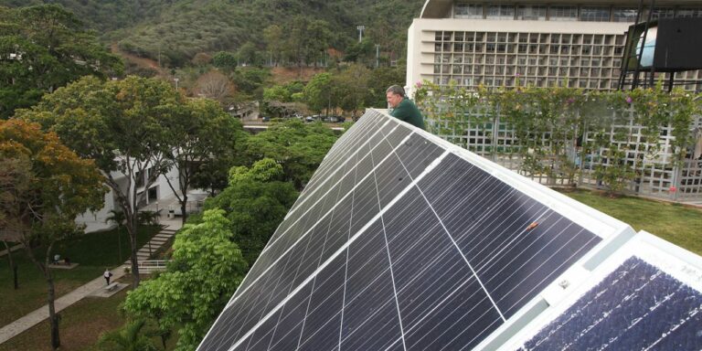 Venezuela: UCAB instaló 30 paneles solares en su “Techo Verde” y una turbina eólica