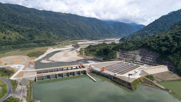 Gobierno ecuatoriano y empresa privada invertirán $300 millones en proyectos hidroeléctricos