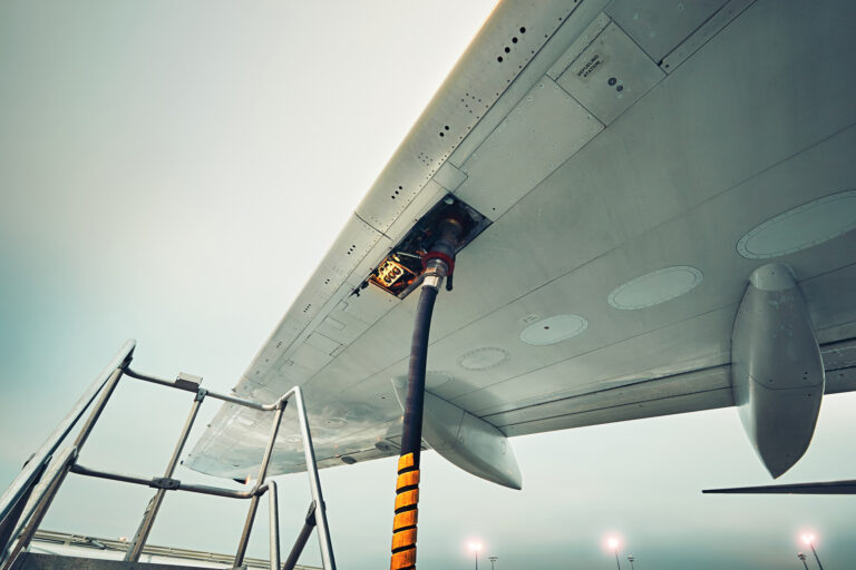 Repsol produce primer biocombustible de aviación a partir de residuos