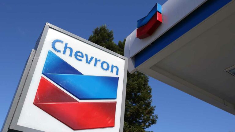 Chevron compromete $10 mil millones para inversiones en estrategia de transición energética