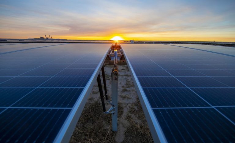 Conoce la primera planta del mundo en funcionar casi en su totalidad con energía solar