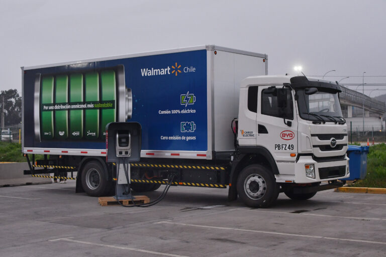 Cargo Electric y BYD inician operación del primer camión eléctrico en Chile