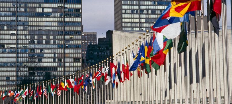 ONU crea un marco para que las empresas financieras alcancen el cero neto