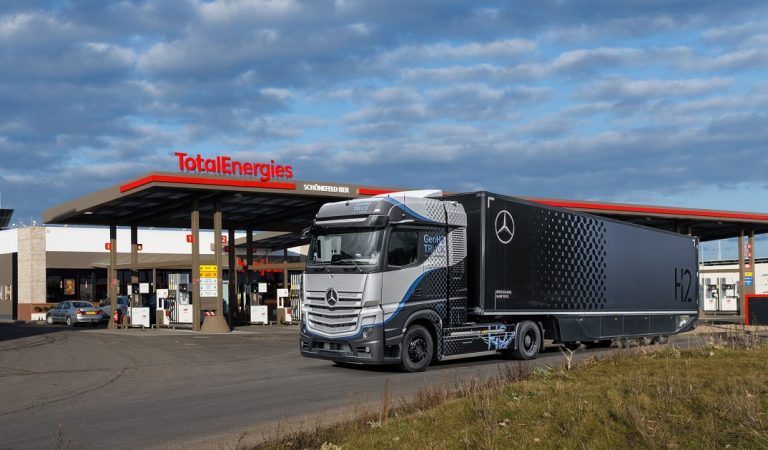 Daimler Truck y TotalEnergies crean ecosistema de hidrógeno para camiones de servicio pesado