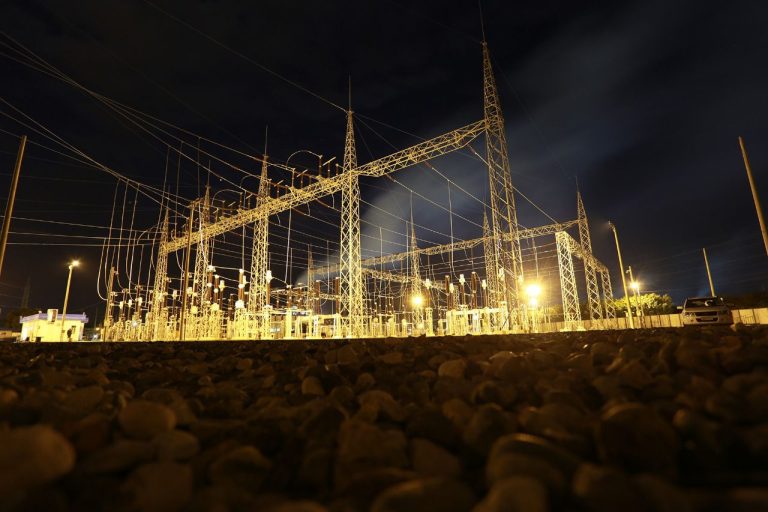 Ecuador presenta licitación para grandes proyectos de generación eléctrica