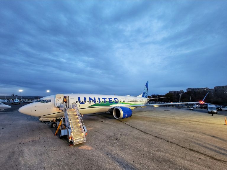 United Airlines realiza el primer vuelo de pasajeros del mundo con combustible 100% sostenible