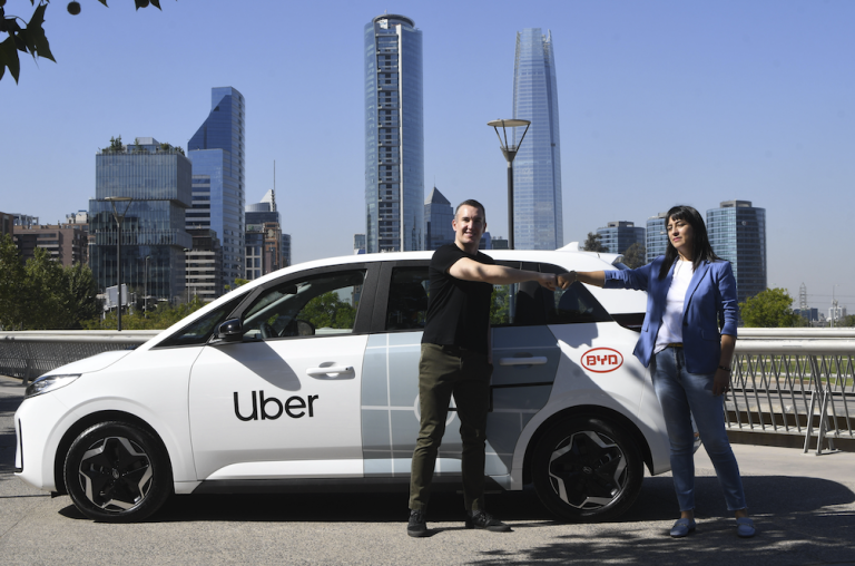 BYD y Uber presentan el primer vehículo eléctrico para la plataforma en Chile