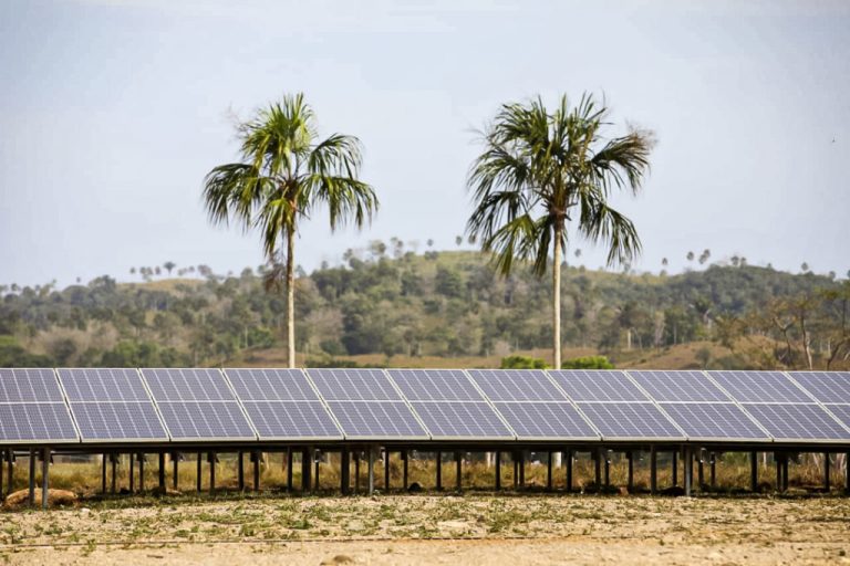 Colombia presenta su más grande microrred fotovoltaica