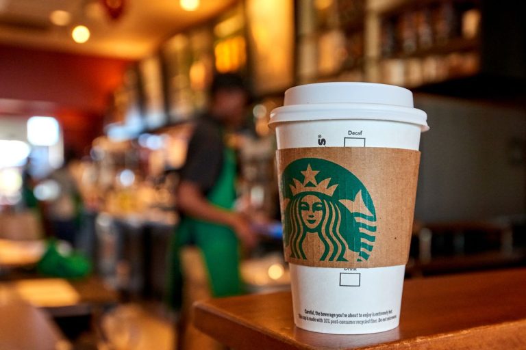 Starbucks avanza en sus planes para eliminar los vasos de un solo uso