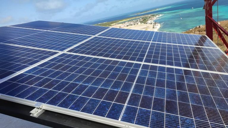 Venezuela: Digitel instaló paneles solares para impulsar energías renovables en Los Roques