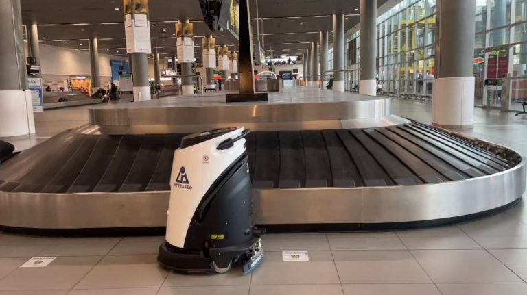 Entra en funcionamiento el primer robot de limpieza para un aeropuerto de Latinoamérica