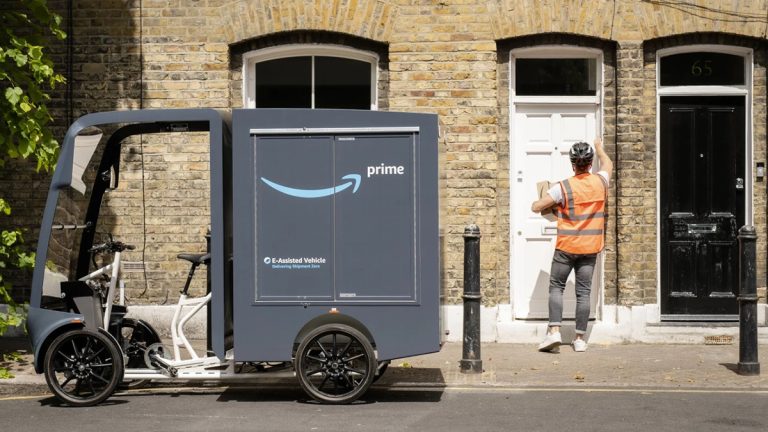 Amazon lanza centro de entrega con nuevas bicicletas eléctricas