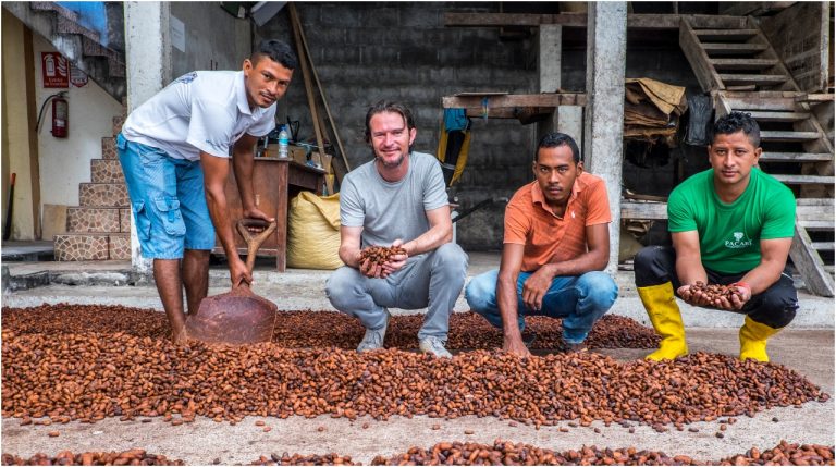 Trabajo decente y chocolates sostenibles: dos insignias de Pacari a propósito del Día Mundial del Cacao
