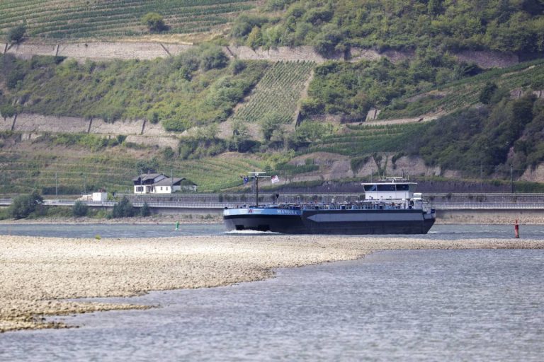 Niveles bajos de agua en el río Rin reflejan consecuencias en Suiza y Alemania