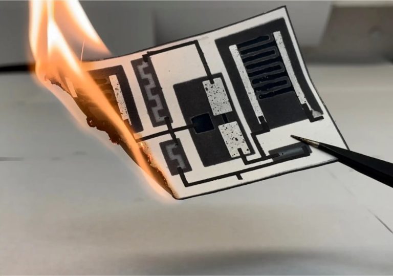 Diseñan placa de circuito impreso de un solo uso que se convierte en cenizas cuando se desecha