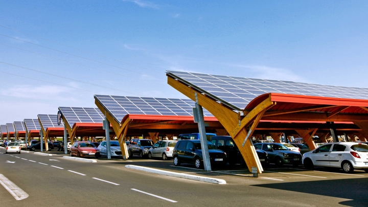 Aprueban proyecto de ley en Francia que obliga a cubrir los grandes aparcamientos con paneles solares