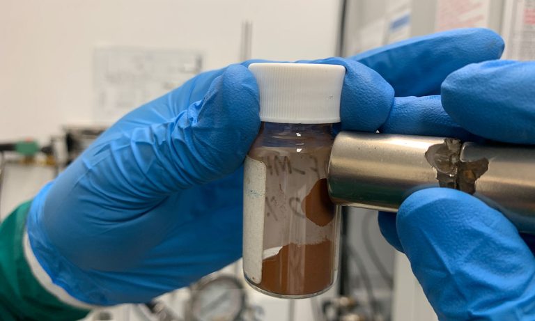 Nuevo material con nanopartículas elimina microplásticos del agua por magnetismo