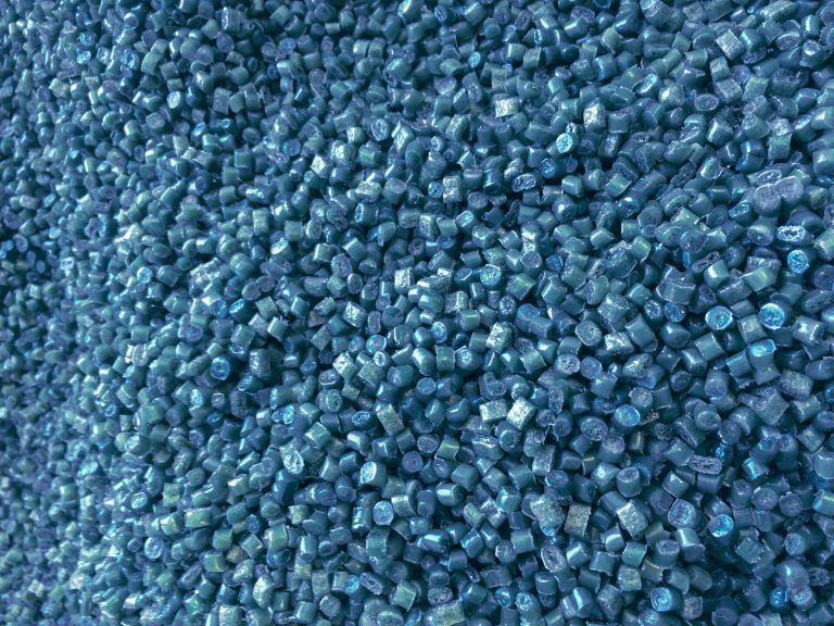Producen el primer “pellet” comercial de plástico 100% reciclado