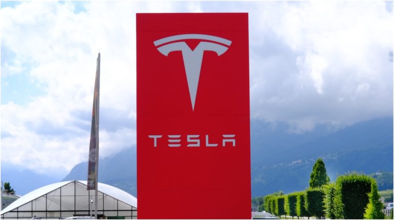 Tesla revela tráiler con paneles solares e internet para sobrellevar desastres naturales