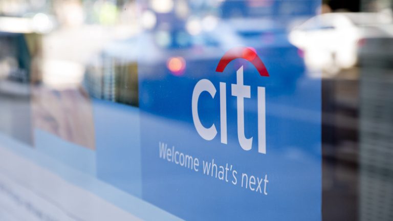 Citi se compromete a reducir las emisiones de sus carteras de préstamos inmobiliarios, automoción, acero y minería