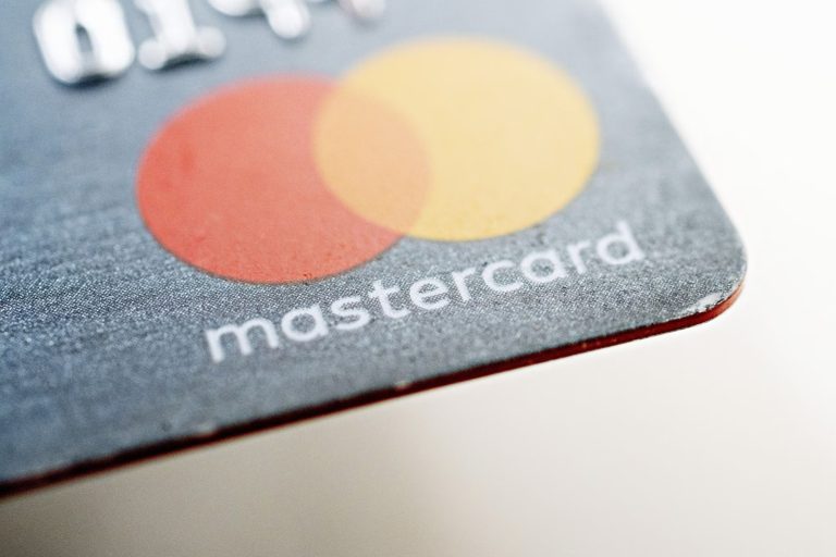 Mastercard eliminará los plásticos de primer uso de sus tarjetas