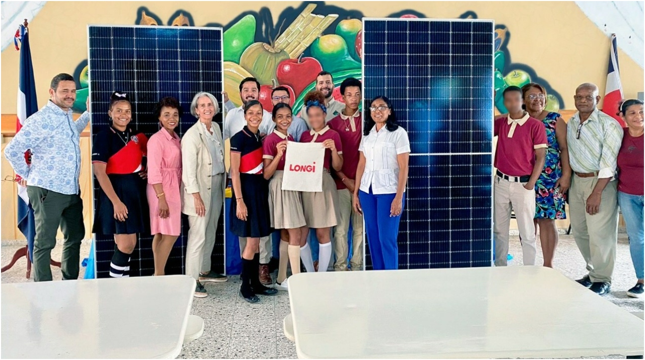 Instalan sistema fotovoltaico en escuela de República Dominicana…