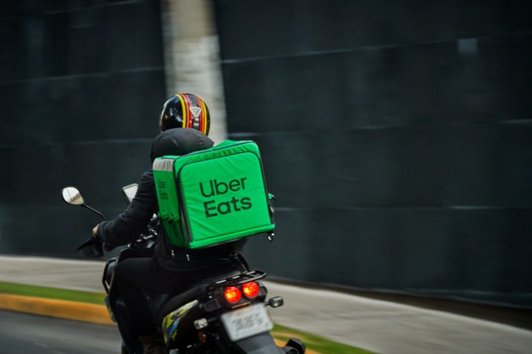Uber se compromete a realizar entregas de Uber Eats sin emisiones para 2040