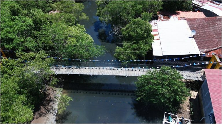 Construyen puente con casi dos toneladas de plástico reciclado en Panamá