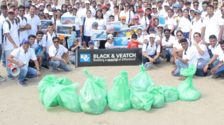 Black & Veatch retira más de una tonelada de basura del océano
