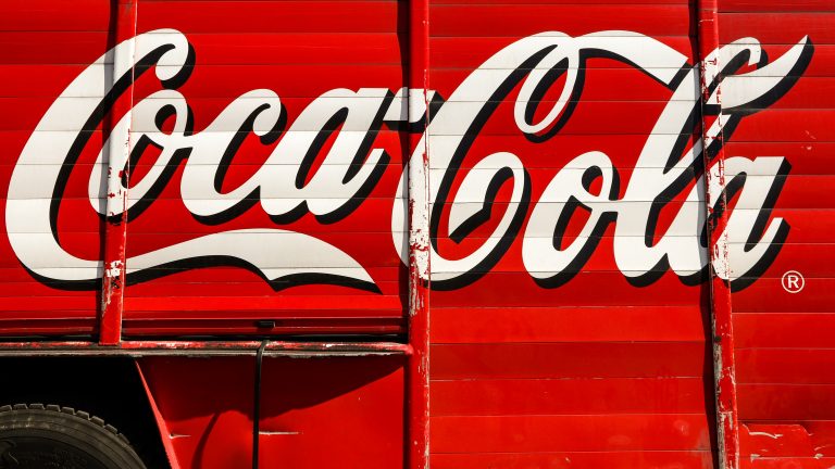 Coca-Cola presenta nuevas botellas con plástico 100% reciclado