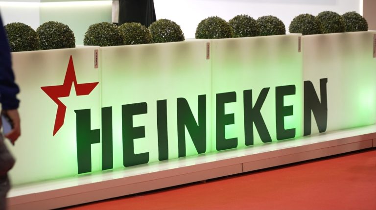 Heineken trabaja de la mano con Siemens para ser carbono neutral en 2030